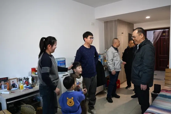 公司領(lǐng)導(dǎo)受李玉田董事長(zhǎng)委托并代表董事長(zhǎng)慰問節(jié)日期間堅(jiān)守崗位的一線員工